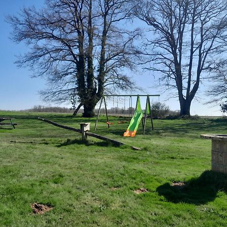 Gites A L'Ombre Des Chenes Châteauvieux Exterior foto